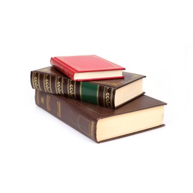 Beyaz arka planda izole edilmiş beyaz çarşaflı renkli kapaklı kitap yığını