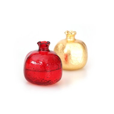 Beyaz arka planda izole edilmiş aromalar için meyve nar şeklinde kırmızı ve altın kaplar.