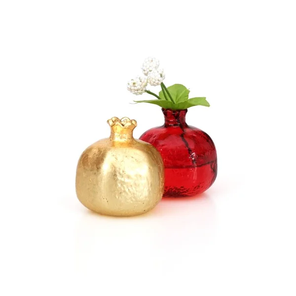 Vasos Vermelhos Dourados Forma Romã Frutas Para Aromas Isolados Fundo — Fotografia de Stock