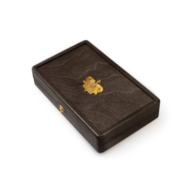 Beyaz arka planda izole edilmiş altın kaplamalı ahşap hediye kutusu.