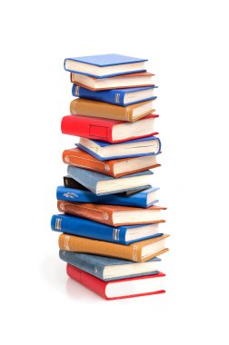 Beyaz arka planda izole edilmiş beyaz çarşaflı renkli kapaklı kitap yığını