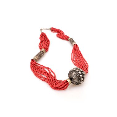 Beyaz zemin üzerinde izole edilmiş etnik mercan boncukları