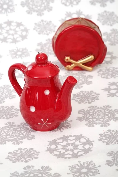 Red Ceramic Christmas Toys Little Kettle Drum Isolated Christmas Tablecloth — Stock Photo, Image