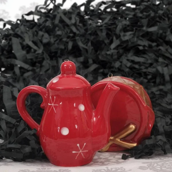 Brinquedos Natal Cerâmica Vermelha Pequena Chaleira Tambor Isolados Papel Preto — Fotografia de Stock