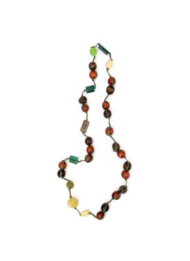 Beyaz arka planda izole edilmiş etnik ahşap boncuklar