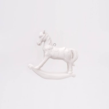 Beyaz arka planda izole edilmiş at sandalyeleri (Noel ağacı oyuncağı)