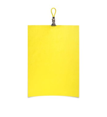 Beyaz arkaplanda izole edilmiş klasör şarjörlü kağıt yaprağı