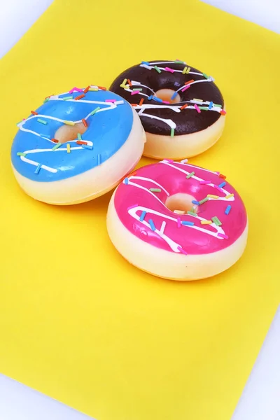 Donuts Coloridos Isolados Fundo Amarelo — Fotografia de Stock