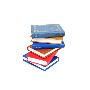 Beyaz arka planda izole edilmiş beyaz çarşaflı renkli kapaklı kitap yığını