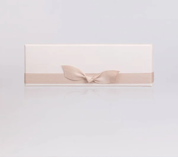 Подарочная Коробка Луком Изолированы Белом Фоне — стоковое фото