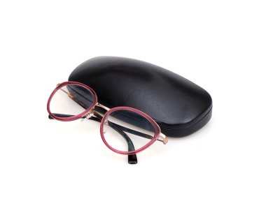 Gözlükler ve siyah deri çanta beyaz arka planda izole edilmiş.