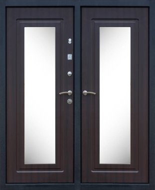 Çift girişli metal kapılar beyaz arkaplanda izole edilmiş.