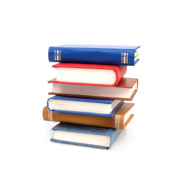 Beyaz arka planda izole edilmiş beyaz çarşaflı renkli kapaklı kitap yığını