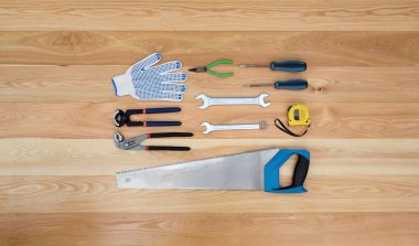 Tahtada izole edilmiş el yapımı çeşitli araçlar