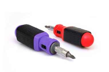 Onarım ve kurulum için el araçları: beyaz arkaplanda izole edilmiş değiştirilebilir ipuçlarına sahip tornavida