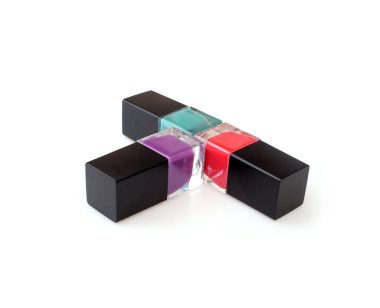 Tırnak cilası beyaz arka planda izole edilmiş şişeleri parlatıyor