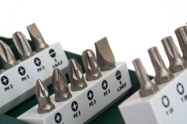 Beyaz arkaplanda izole edilmiş bir tornavida için değiştirme ipuçları kümesi