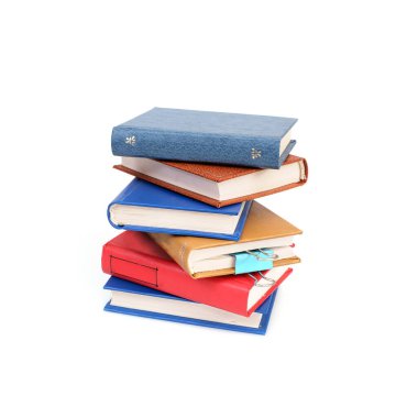 Beyaz arka planda izole edilmiş beyaz çarşaflı renkli kapaklı kitap yığını