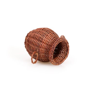 Beyaz arkaplanda el yapımı hasır sepet izole edildi