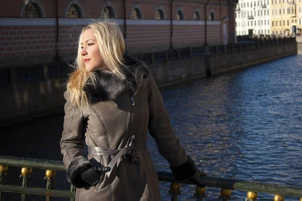 Chica Abrigo Piel Camina Por Ciudad Día Soleado Maqueta Póster Imagen De Stock