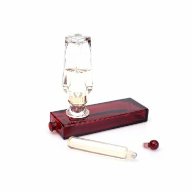 Beyaz arka planda izole edilmiş parfüm şişeleri.