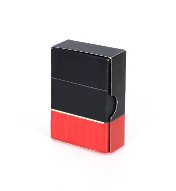 Model: Beyaz arkaplanda izole edilmiş siyah ve kırmızı kağıt kutu