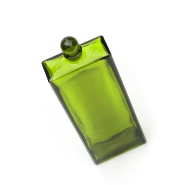 Beyaz arka planda izole edilmiş yeşil parfüm şişesi.