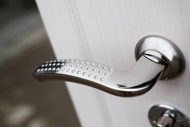 Metal giriş kapısı bölümü: kapı kolu ve yüzey