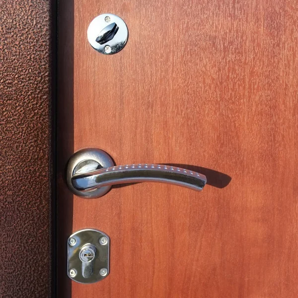金属入り口ドア部品 ドアハンドルと表面 — ストック写真
