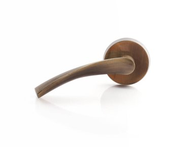 Kırpma yolu ile beyaz arkaplan tasarım ögesi üzerinde izole kapı kolu