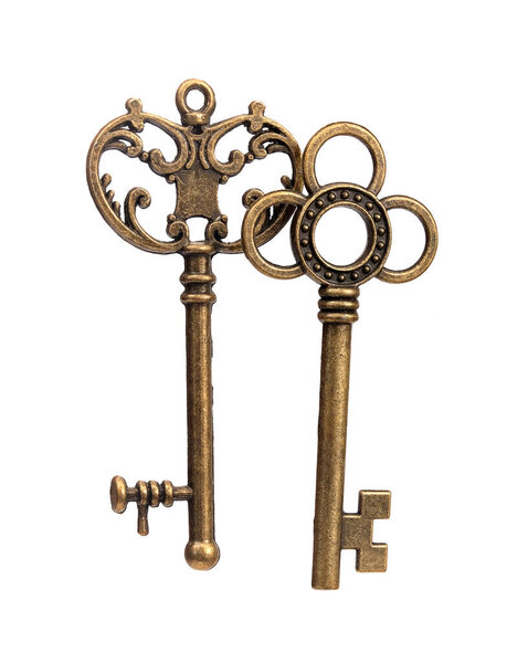 Старые золотые ключи на белом фоне