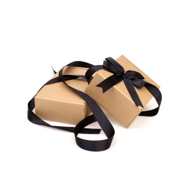 Beyaz arka planda siyah yay ve kurdeleli iki el işi kutusu.