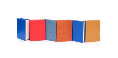 Beyaz arka planda izole edilmiş beyaz çarşaflı renkli kapaklı kitap yığını