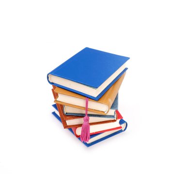 Beyaz arka planda izole edilmiş beyaz çarşaflı renkli kapaklı kitap yığını