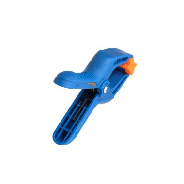 Beyaz arkaplanda izole edilmiş parçaları bağlamak için plastik klemp