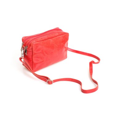 Beyaz arka planda izole edilmiş zarif kırmızı çapraz ceset torbası.