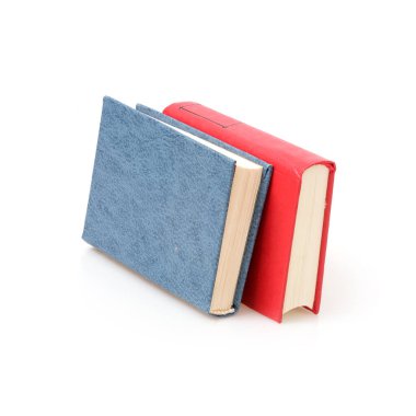 Beyaz arka planda izole edilmiş beyaz çarşaflı renkli kapaklı kitap yığını