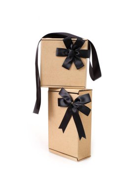 Beyaz arka planda siyah yay ve kurdeleli iki el işi kutusu.