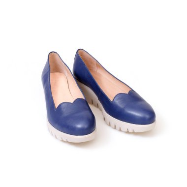 Beyaz arka planda izole edilmiş güzel mavi ayakkabılar.