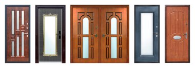 Beyaz arka planda izole edilmiş metal kapı modelleri.