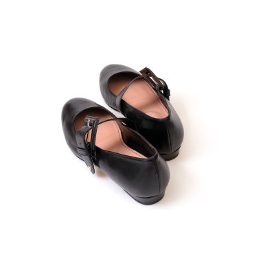 Siyah deri güzel alçak topuklu siyah ayakkabılar beyaz arka planda izole edilmiş.