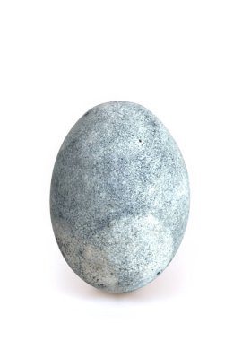 Boyanmış Paskalya yumurtası beyaz arka planda izole edilmiş.