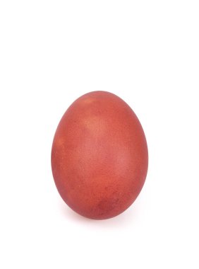 Beyaz arka planda izole edilmiş boyanmış Paskalya yumurtası. Kırpma yolu ile tasarım ögesi