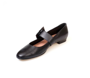 Siyah deri güzel alçak topuklu siyah ayakkabılar beyaz arka planda izole edilmiş.