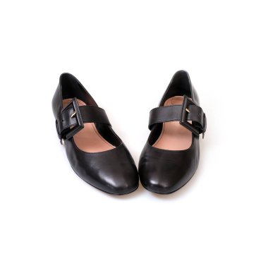 Siyah deri güzel alçak topuklu siyah ayakkabılar beyaz arka planda izole edilmiş.