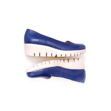 Beyaz arka planda izole edilmiş güzel mavi ayakkabılar.