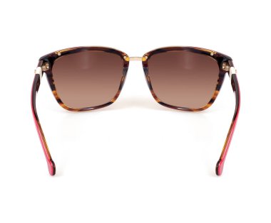 Bir portreye başvurmak için beyaz arkaplanda izole edilmiş güneş gözlükleri