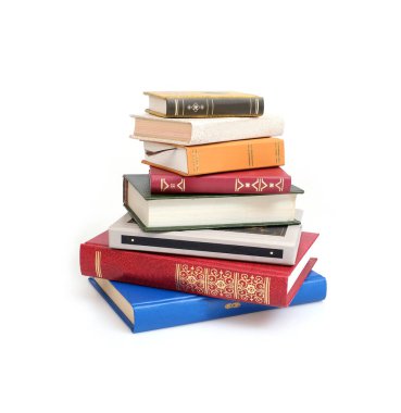Beyaz arka planda izole edilmiş beyaz çarşaflı renkli kapaklı kitap yığını