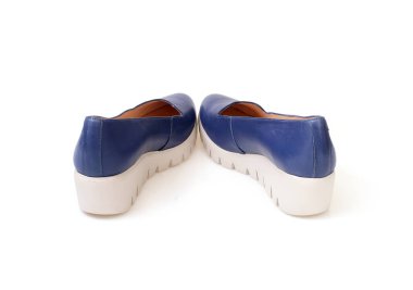 Beyaz arka planda izole edilmiş güzel mavi ayakkabılar.