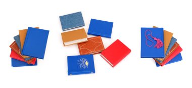 Beyaz arka planda izole edilmiş beyaz çarşaflı renkli kapaklı kitap yığını